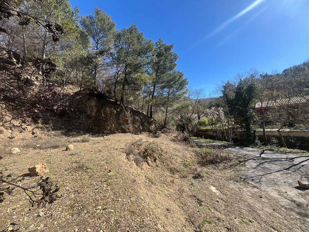 Terrain à VILLESEQUE-DES-CORBIERES