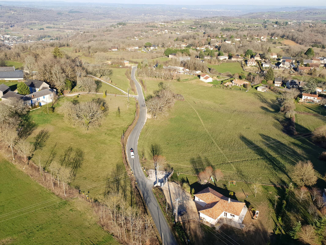 Terrain à TERRASSON-LAVILLEDIEU