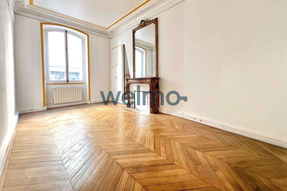 Commerce à PARIS-8E