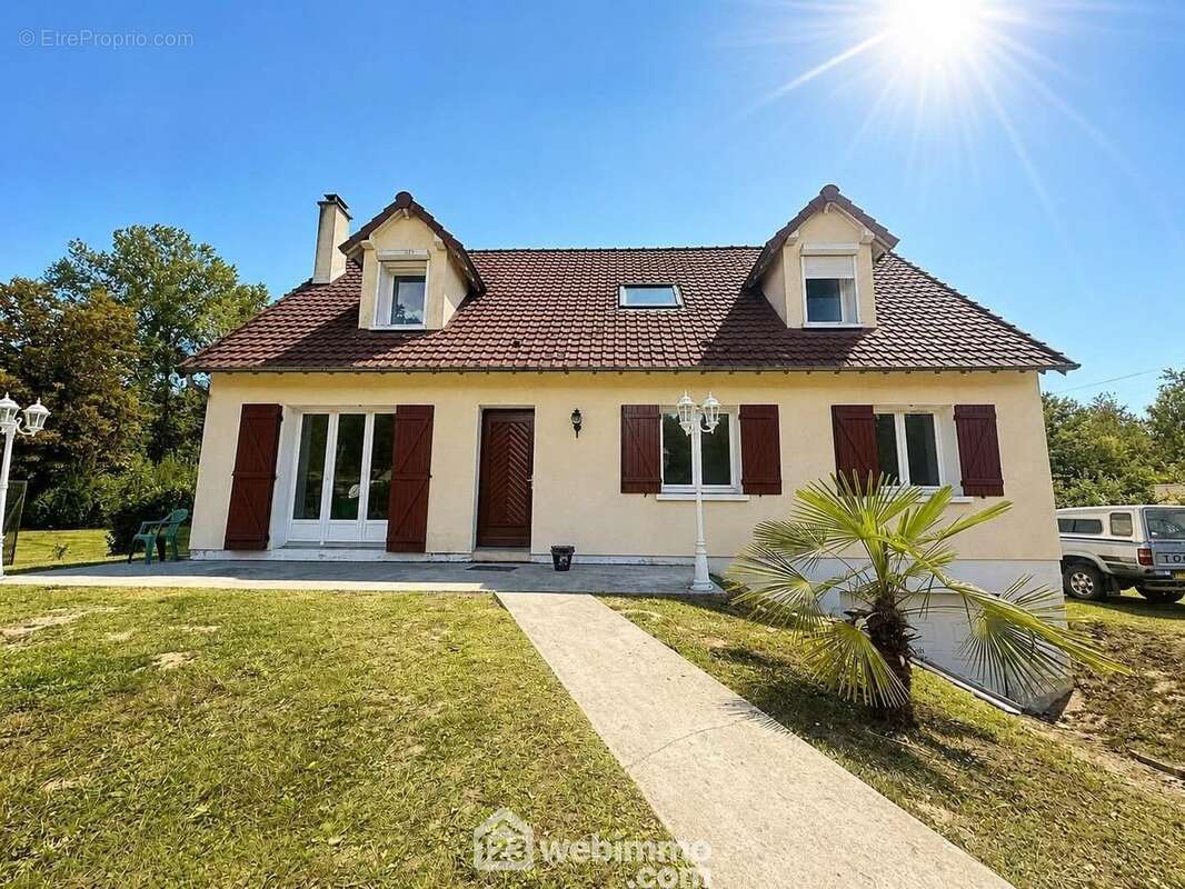 Joli pavillon avec commodités de plain pied sur sous-sol complet - Maison à SISSONNE