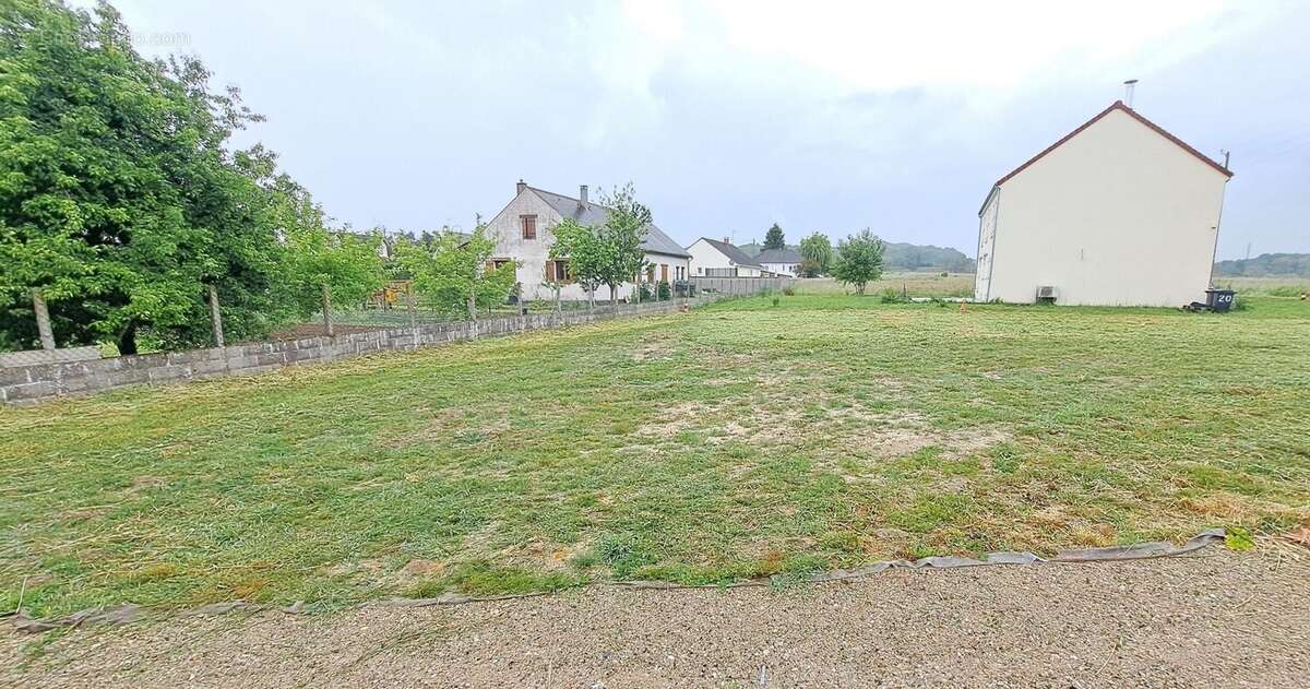 Terrain à VAUGRIGNEUSE