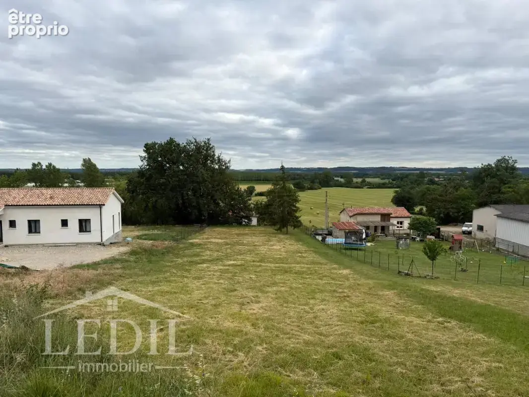 Terrain à SAINT-HILAIRE-DE-LUSIGNAN
