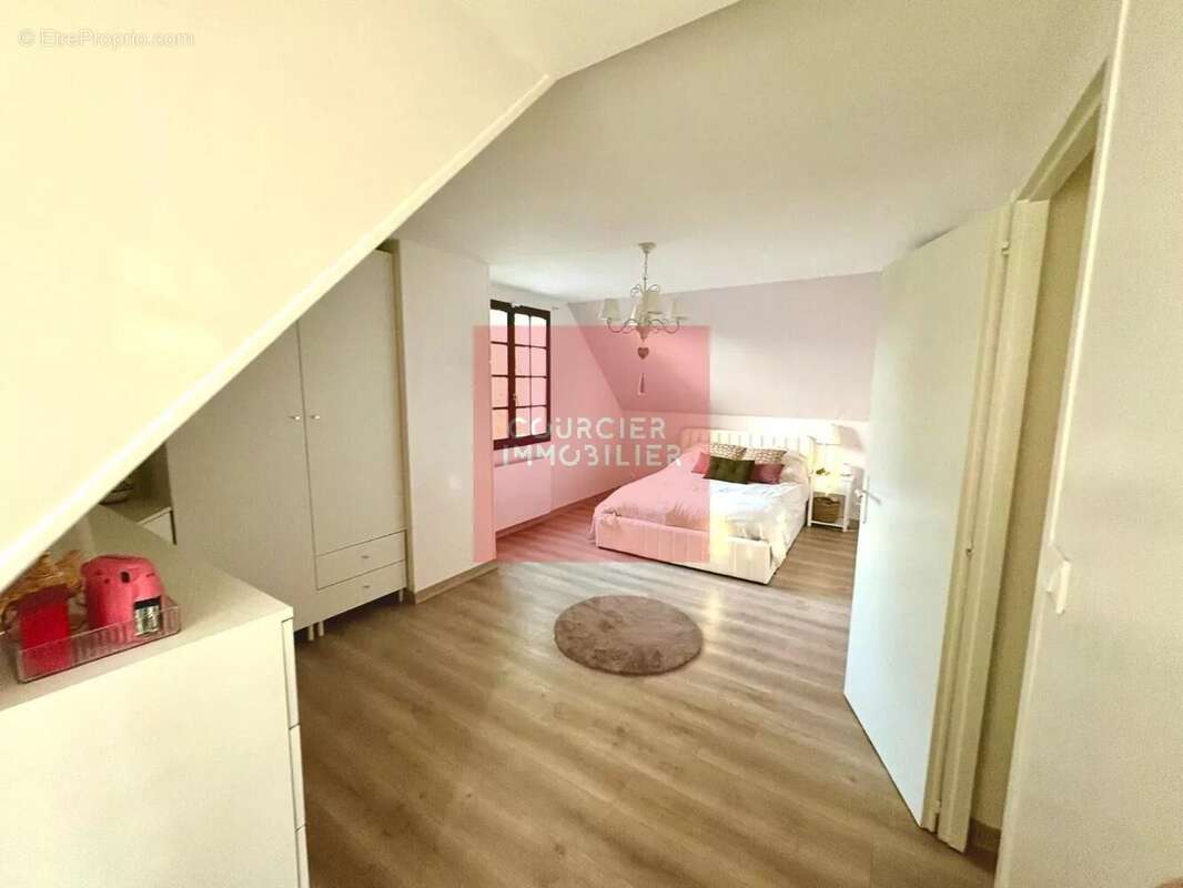 Maison à LE MESNIL-SAINT-DENIS