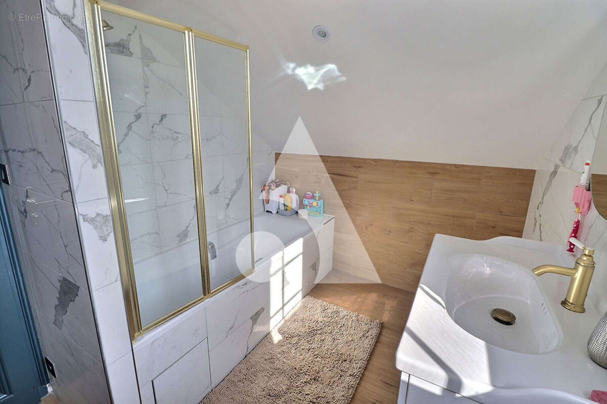 Maison à MERY-SUR-OISE