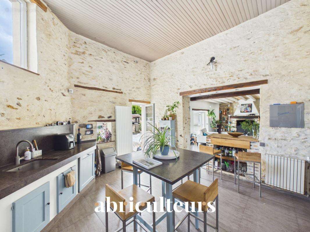 Maison de charme bucolique rénovée de 250m² à Vert le Grand (91810) - photo 4