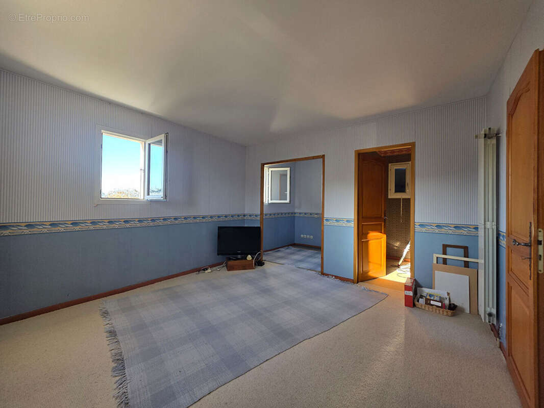 Maison à SAINT-LAURENT-DE-LA-PREE