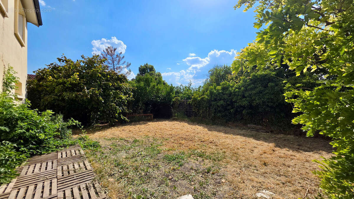 PONT-DU-CHÂTEAU / Maison individuelle de ville avec jardin, terrasse couverte et garage ! - photo 15