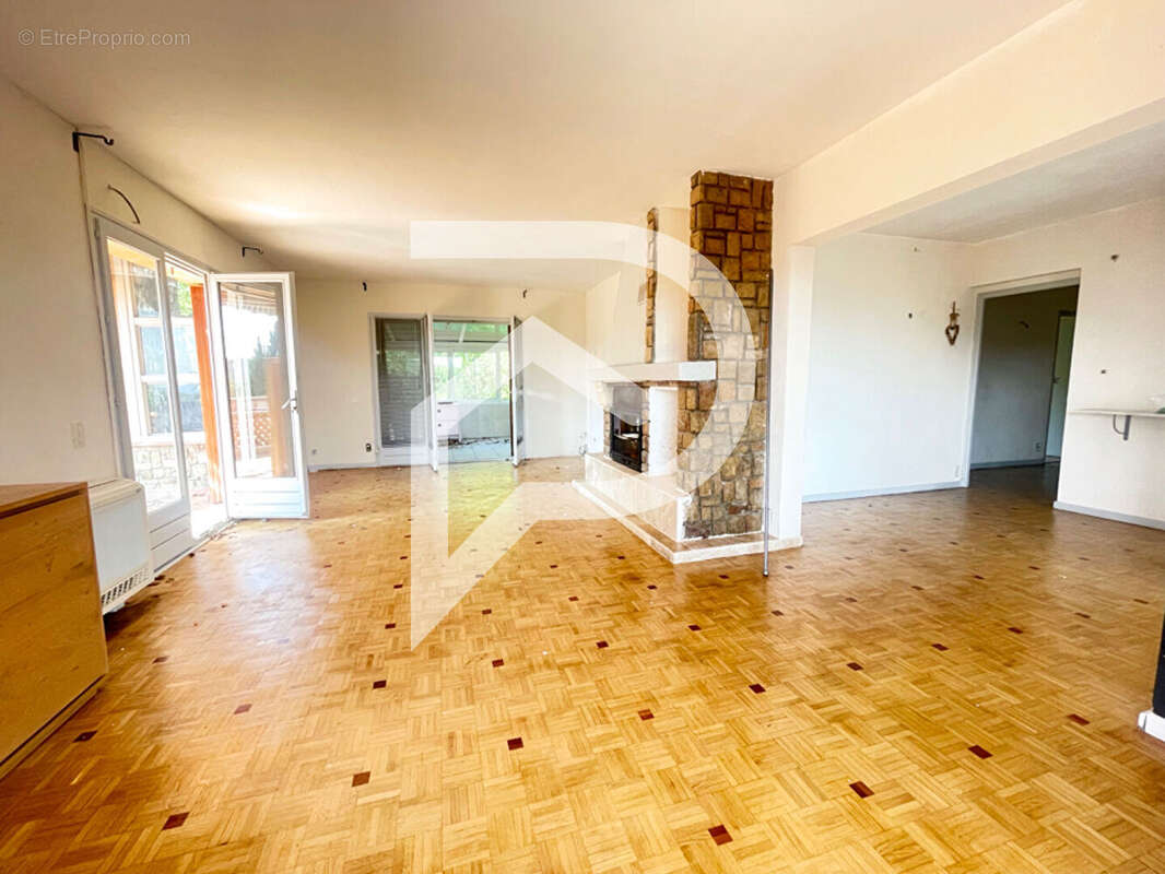 Maison à LE PUY-SAINTE-REPARADE