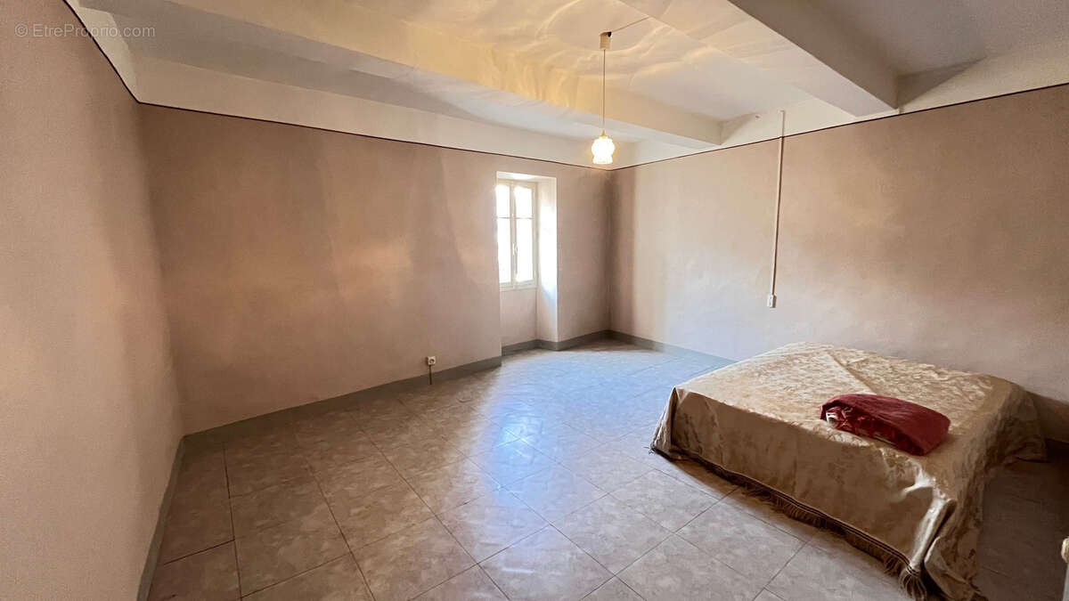 Maison à ENTRAIGUES-SUR-LA-SORGUE