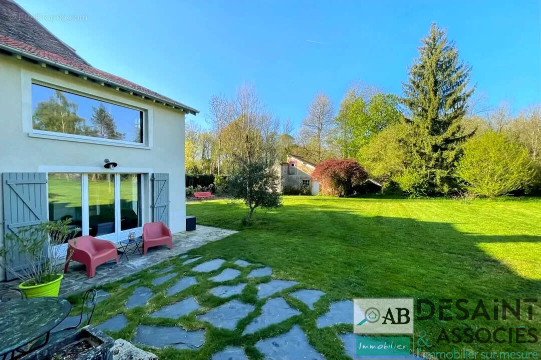 Maison à VILLENEUVE-LE-COMTE