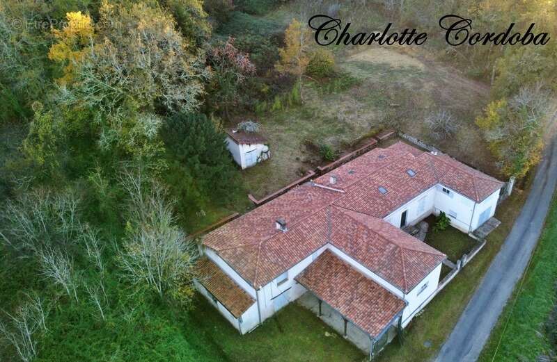 Maison à FEUGAROLLES