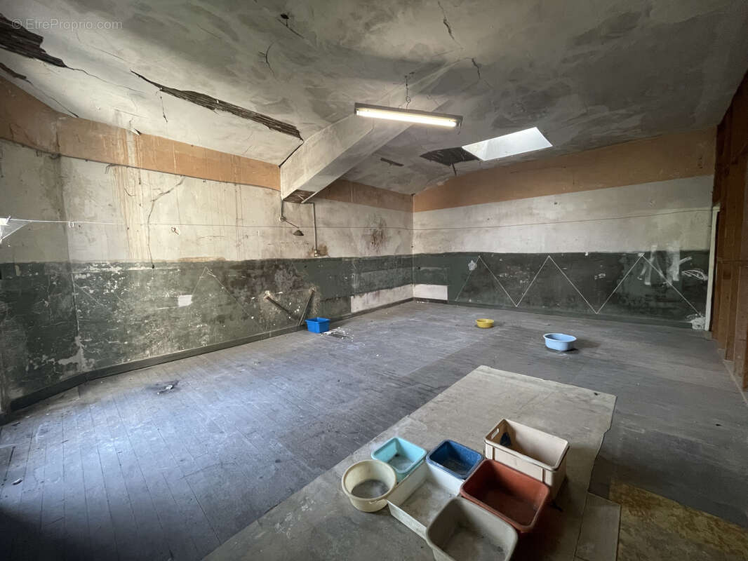 Vaste maison en pierre 300 m2 environ à rénover centre bourg - photo 13