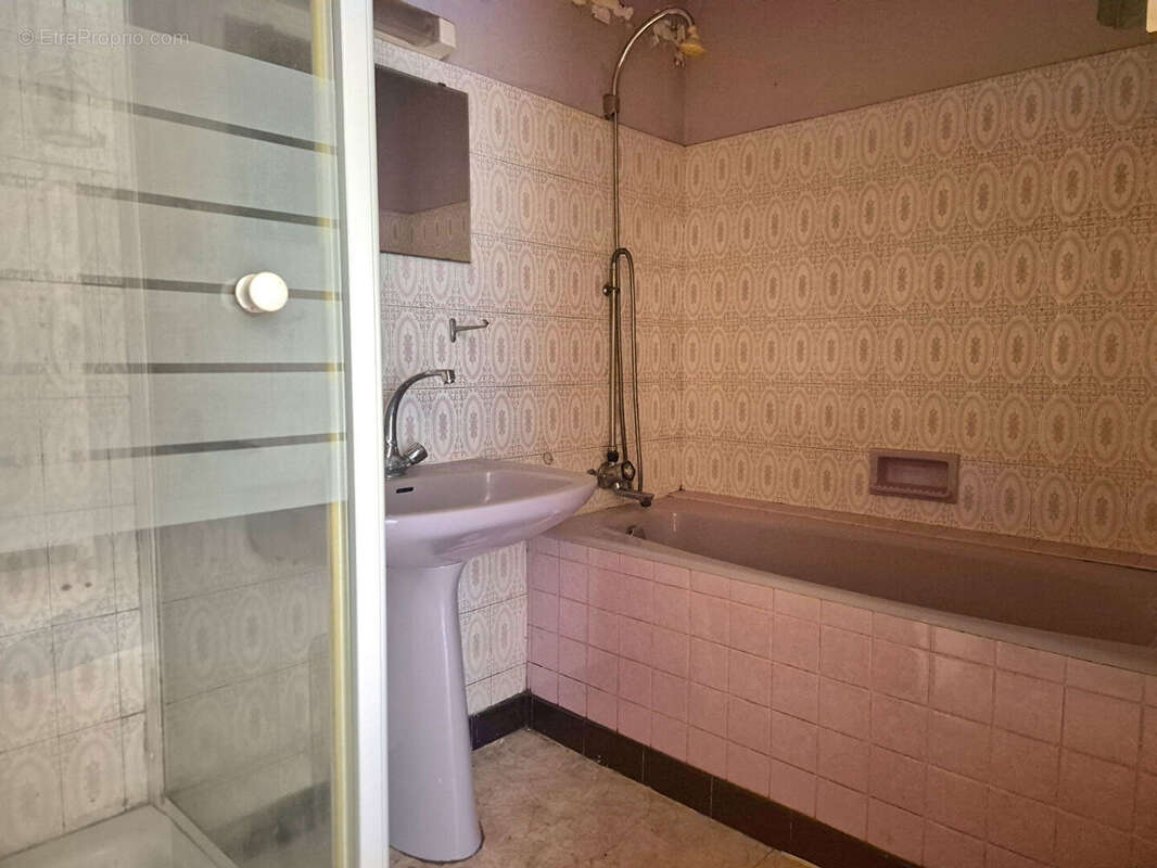 PONT-DU-CHÂTEAU / Centre bourg immeuble de rapport à vendre, belle opportunité ! - photo 12
