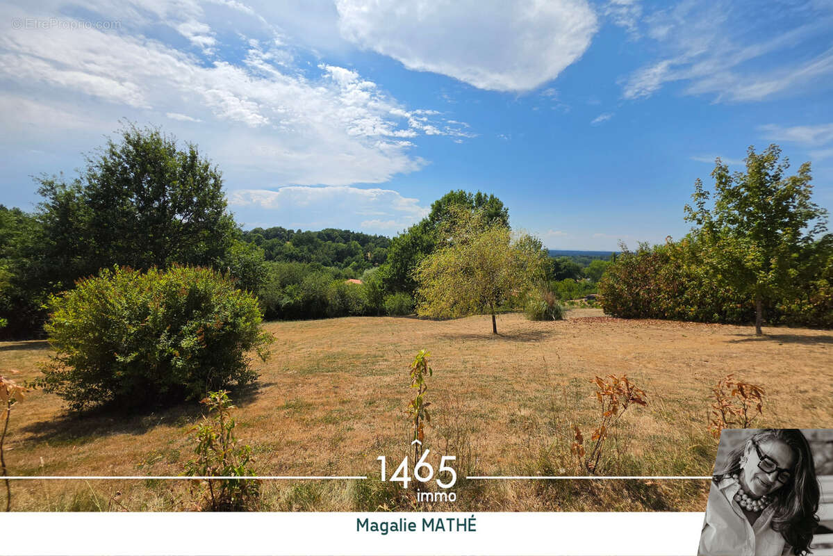 Terrain à bâtir de 2 490 m2 avec près de 7 000 m2 de propriété   Vue Chaîne des Puys - photo 2