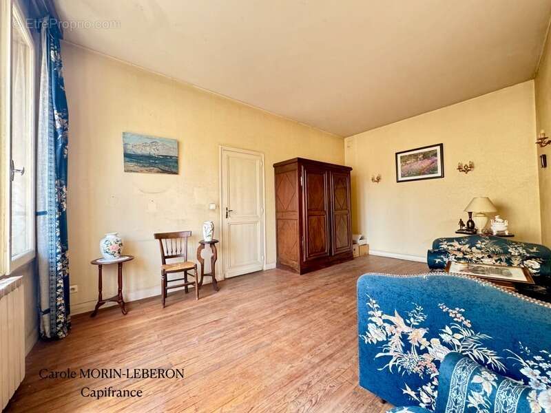 Maison en pierre à rénover, 3 chambres, garage et cour - photo 2