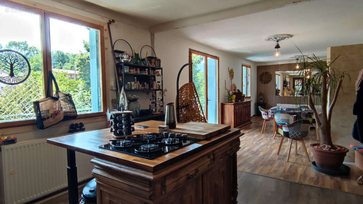 Maison individuelle avec garage et dépendances sur 8800m² de terrain - photo 3