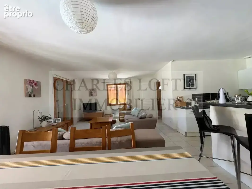 Maison de construction récente de plain-pied avec garage, piscine sur plus de 1500 m² de terrain - photo 5