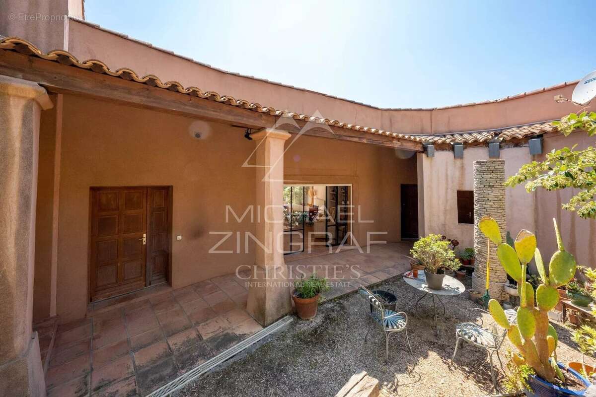 Maison à SAINT-CYR-SUR-MER