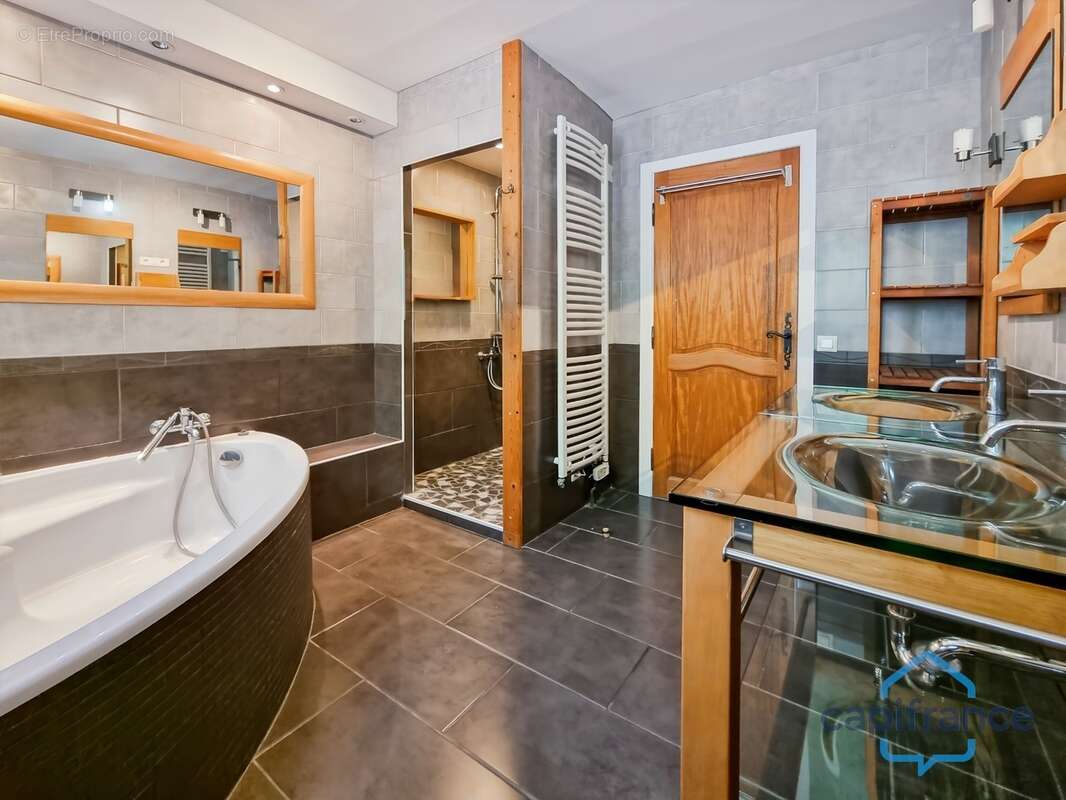 Maison de 212m² avec 6 pièces et une dépendance T2 - Terrain arboré de 800m² - Garage - Restinclières (34160) - photo 9