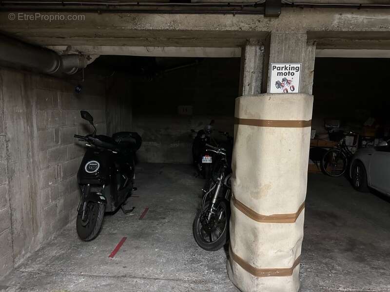 Parking à PARIS-20E