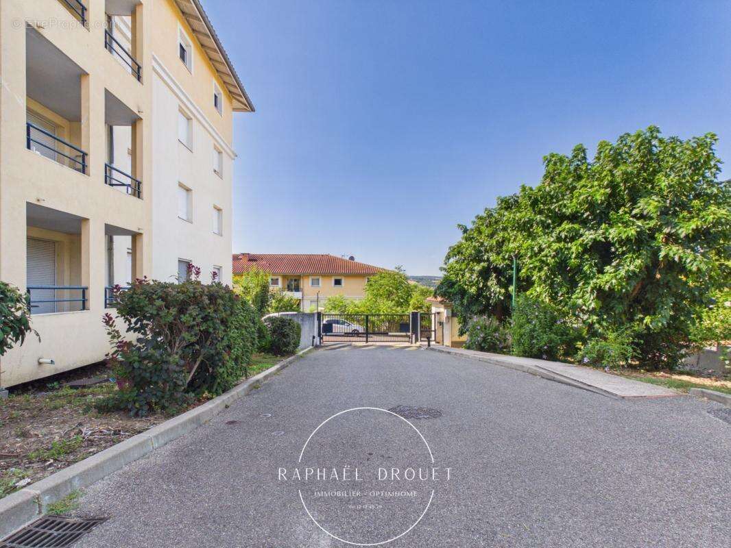 T3 avec terrasse et parking – Investissement locatif sécurisé à Grigny (69520) - photo 12