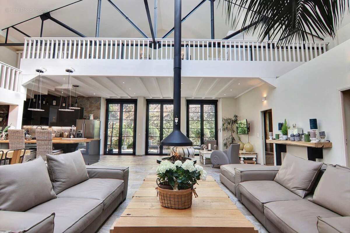 L'histoire continue. Bienvenue dans l'un des lofts les plus extraordinaires de Cannes à deux pas de la Croisette - photo 4