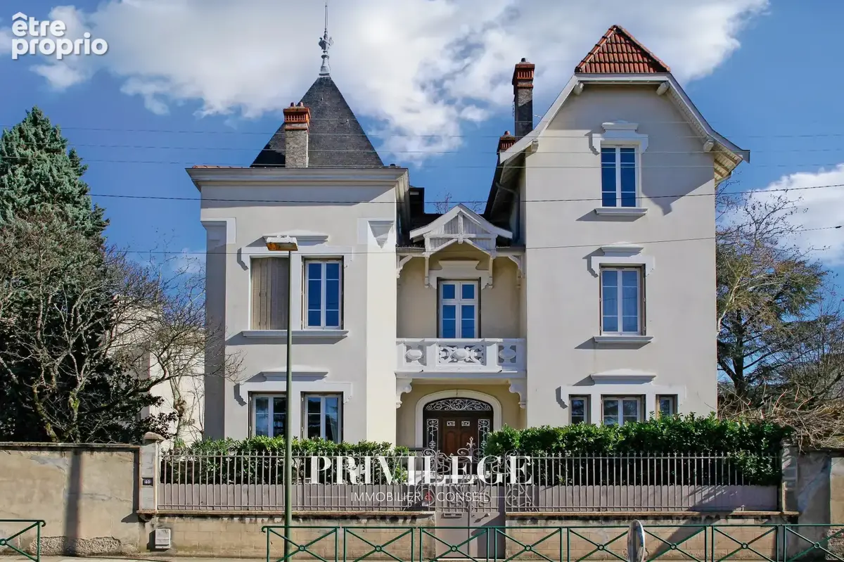 Vernay - Maison de ville 250m2 avec jardin proche de toutes commodités - photo 4