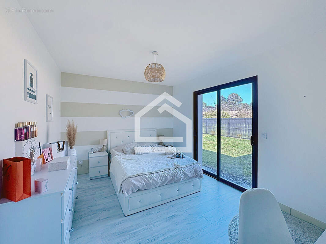 Soussans - Maison Contemporaine de 175m2, 5 chambres, piscine et garage. - photo 14