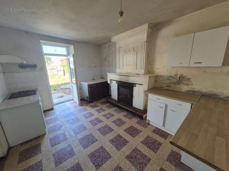 Maison charentaise à rénover avec nombreuses dépendances – Archingeay 17380 - photo 8