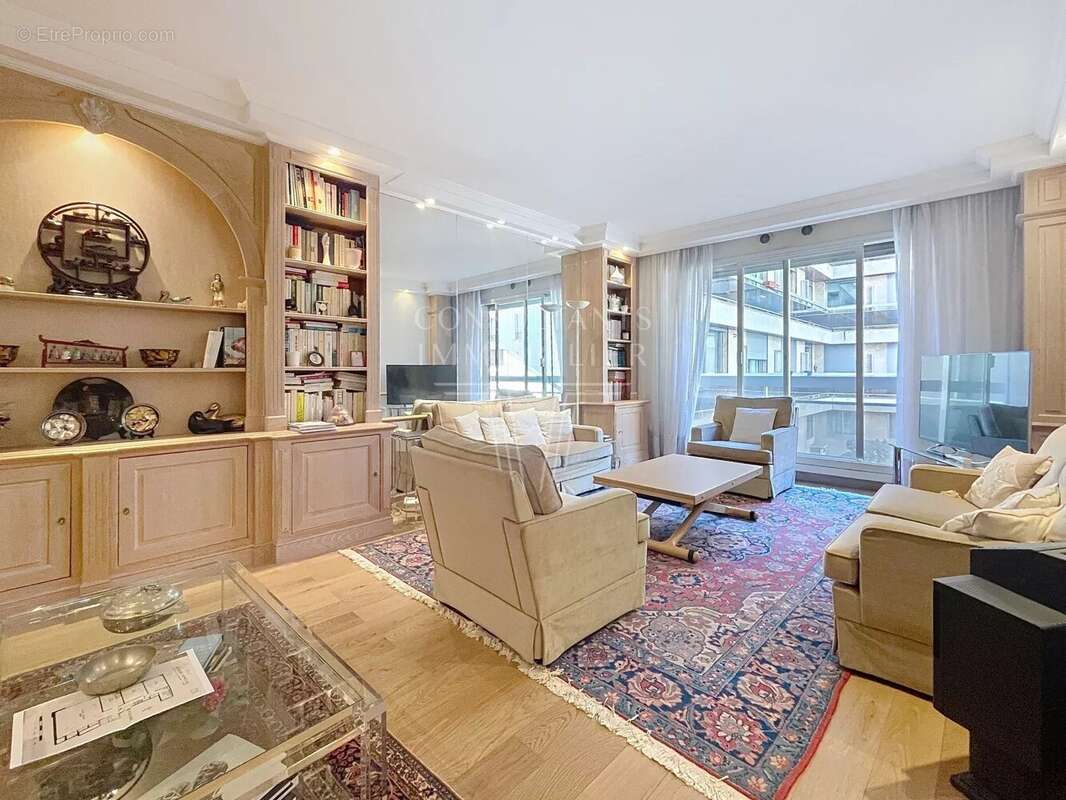 Appartement à PARIS-8E