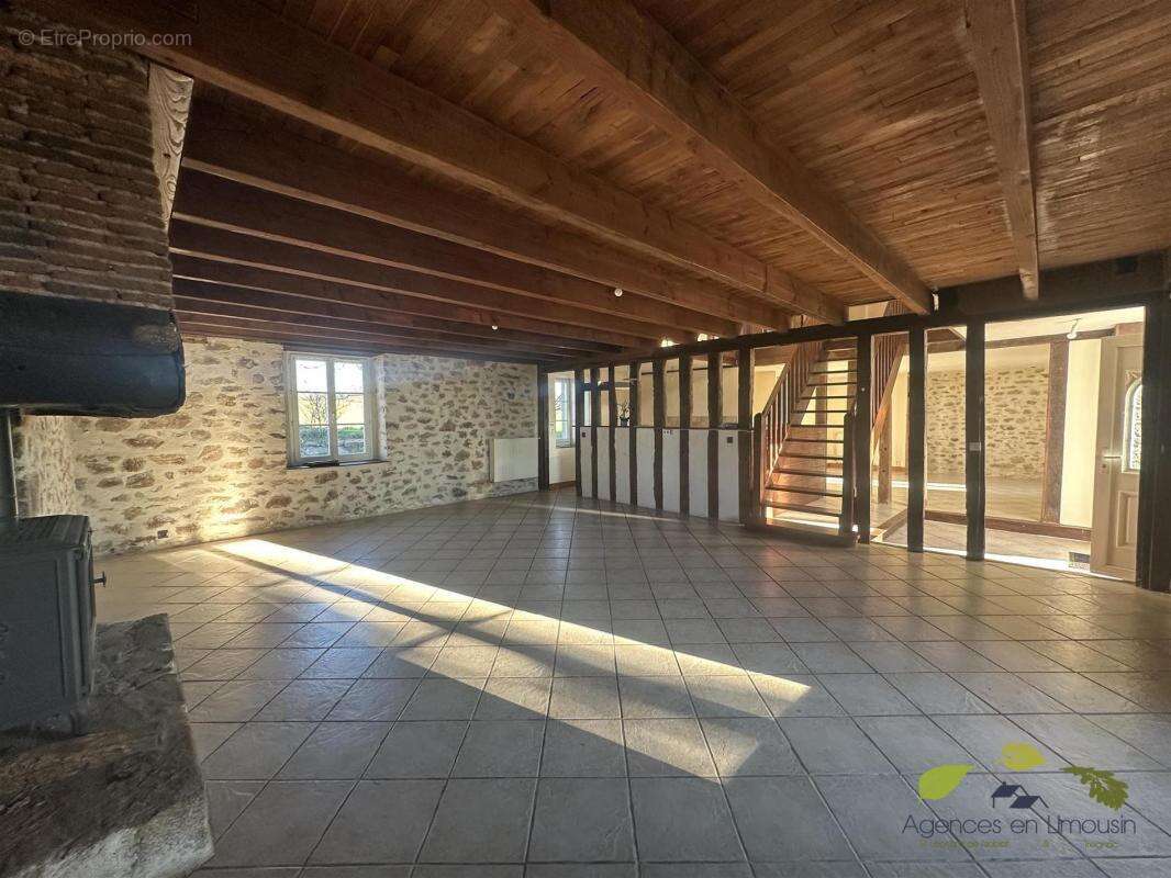 Maison à SAINT-LEONARD-DE-NOBLAT