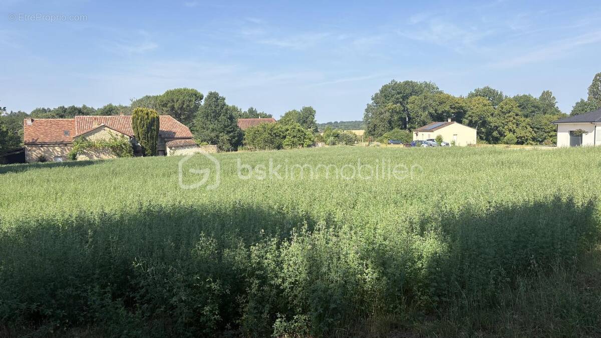 Terrain à CLERMONT-DE-BEAUREGARD