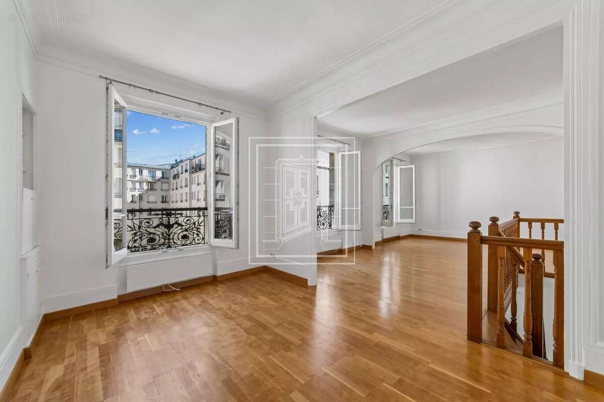 Appartement à PARIS-16E