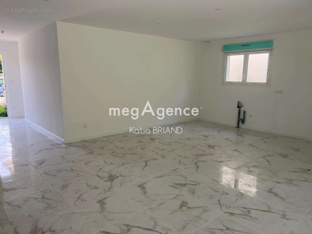 Maison à LE GENEST-SAINT-ISLE