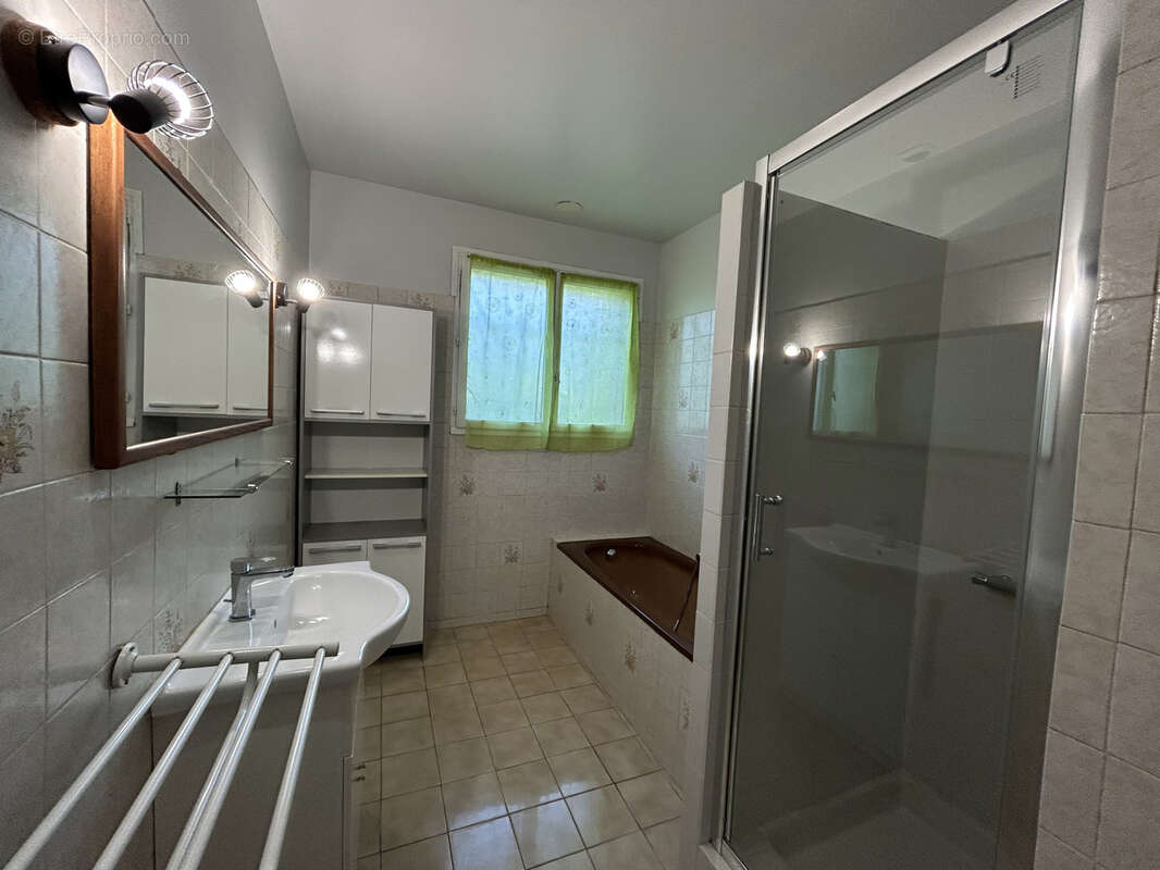 Maison à VILLESISCLE