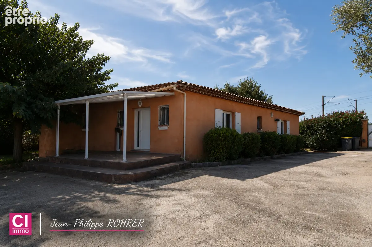 Maison de plain-pied de 213 m² sur 2 056 m² de terrain avec piscine, véranda et double garage Le Luc - photo 2