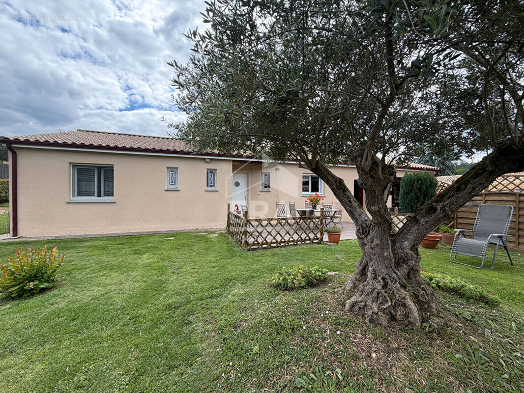 Maison à LEGUILLAC-DE-L'AUCHE