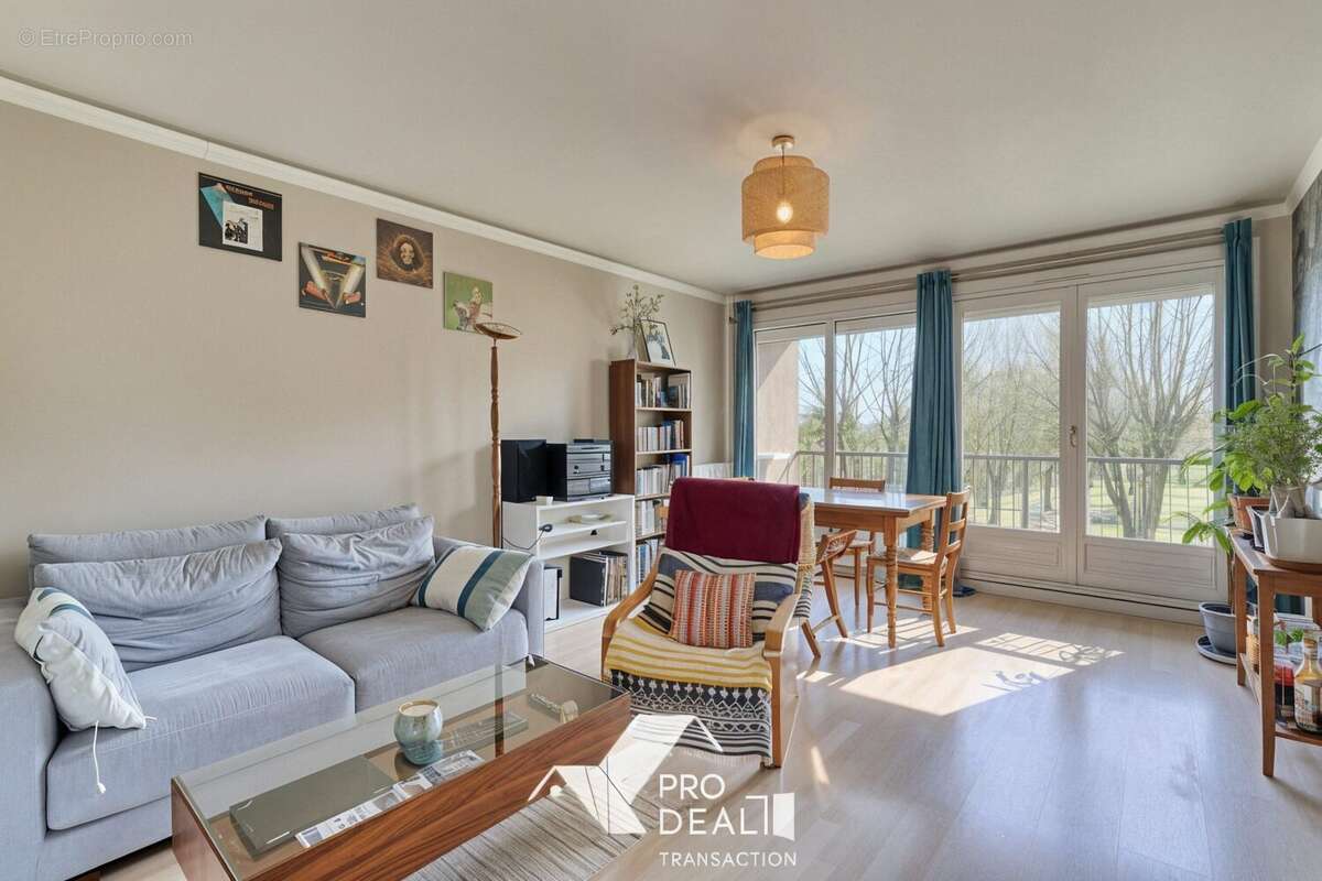 Appartement à MEYZIEU