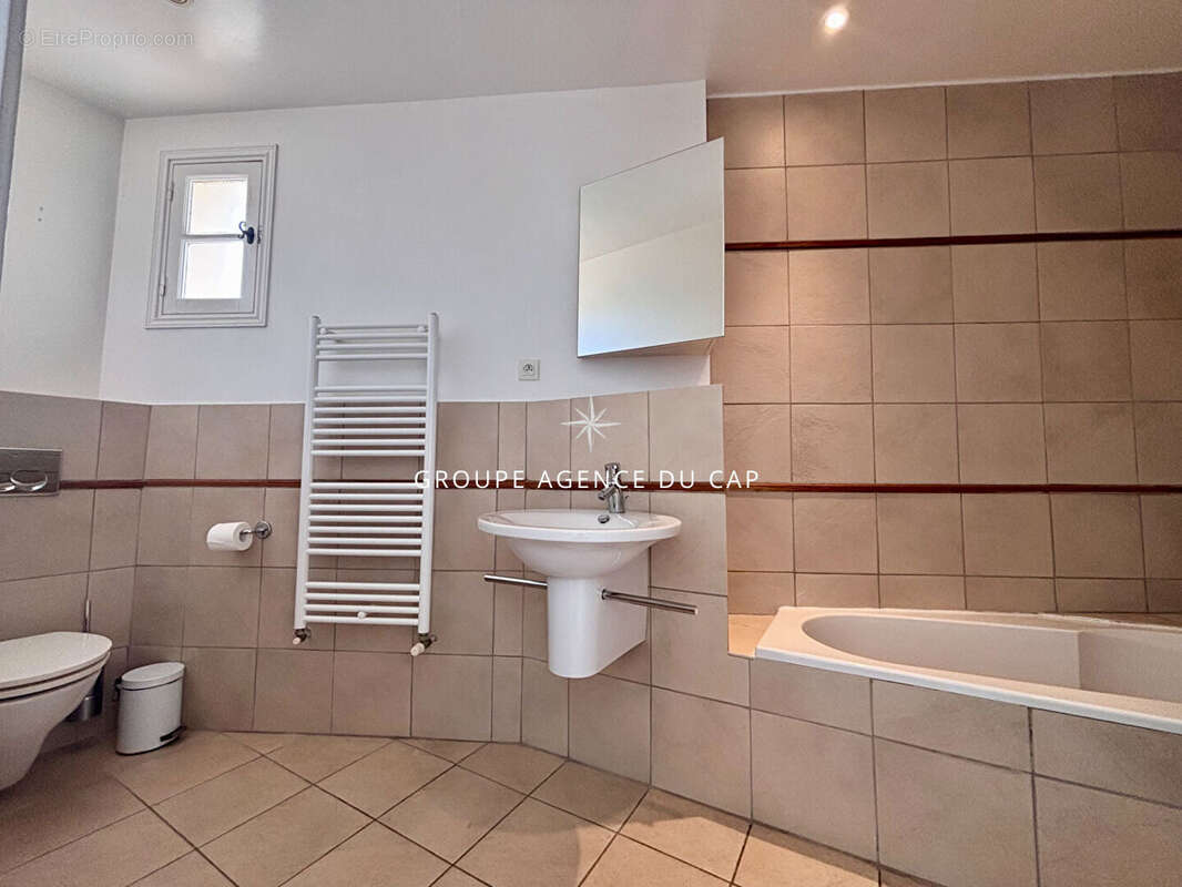 À vendre villa beaux volumes 6 chambres vue mer sud-ouest parkings aux issambres - photo 14