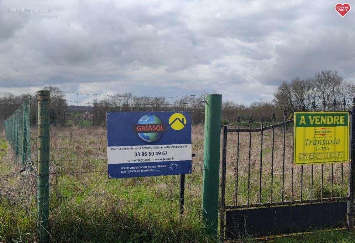 Terrain à LA GUERCHE-SUR-L'AUBOIS