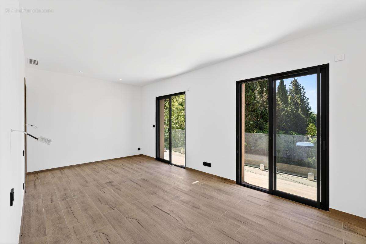 MOUGINS INTERNATIONAL : Villa Neuve avec Ascenseur en Domaine Privé - photo 7