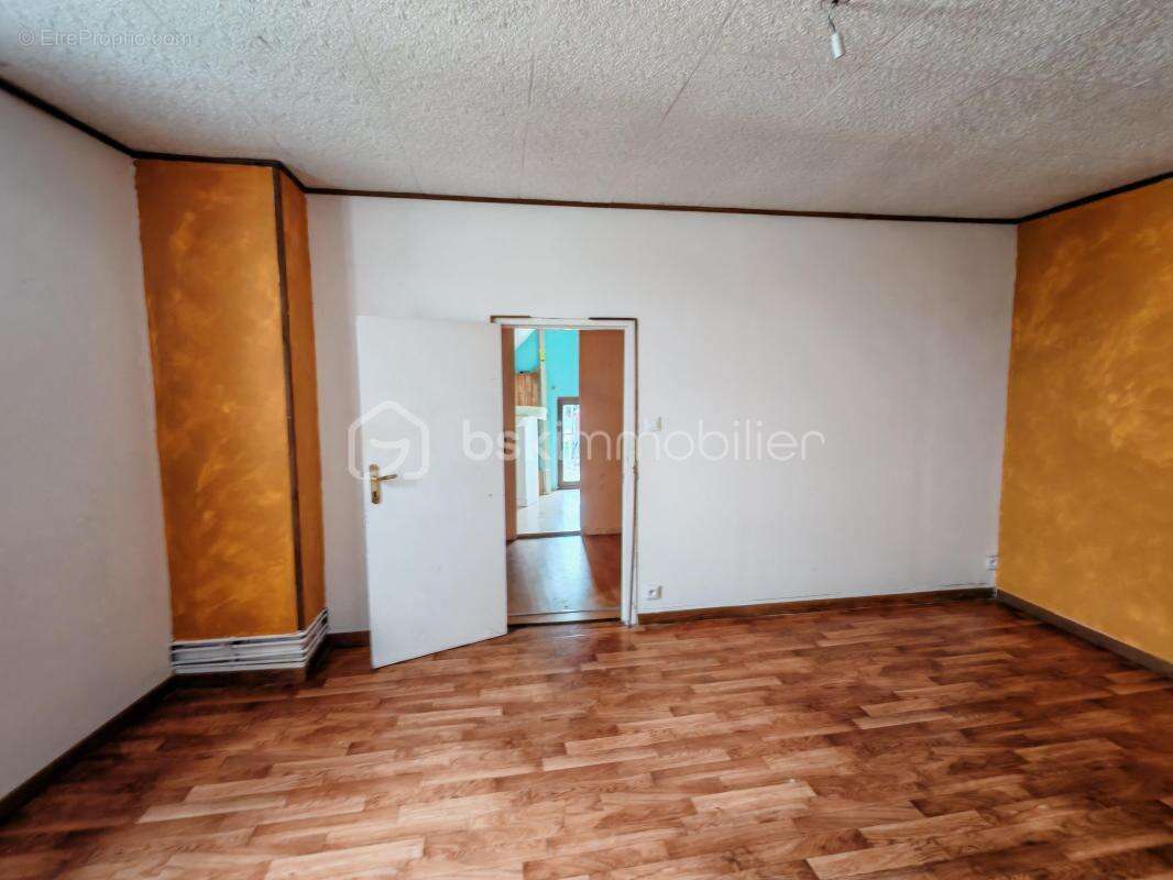 Maison avec jardin et stationnement - photo 9