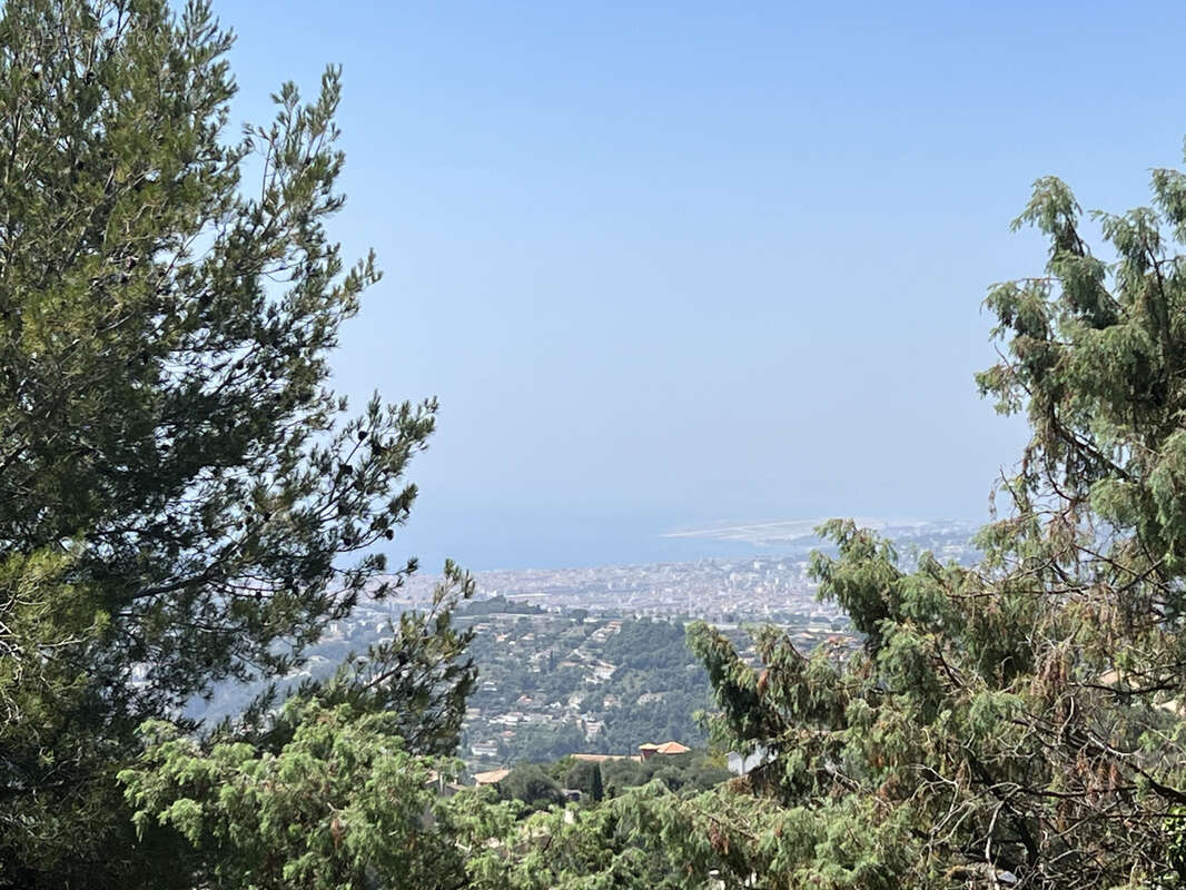 Terrain à TOURRETTE-LEVENS