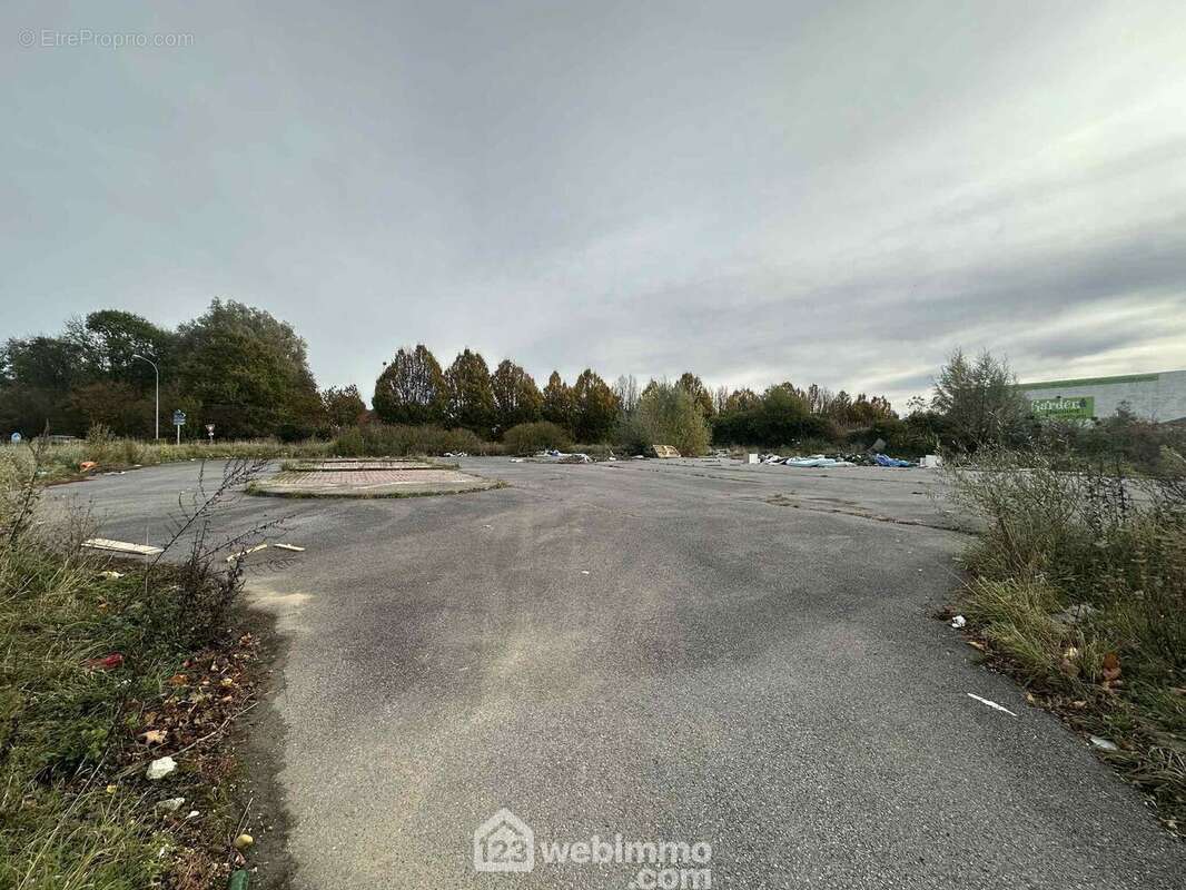 Une opportunité à saisir pour votre futur site professionnel - Terrain à CHAMBRY