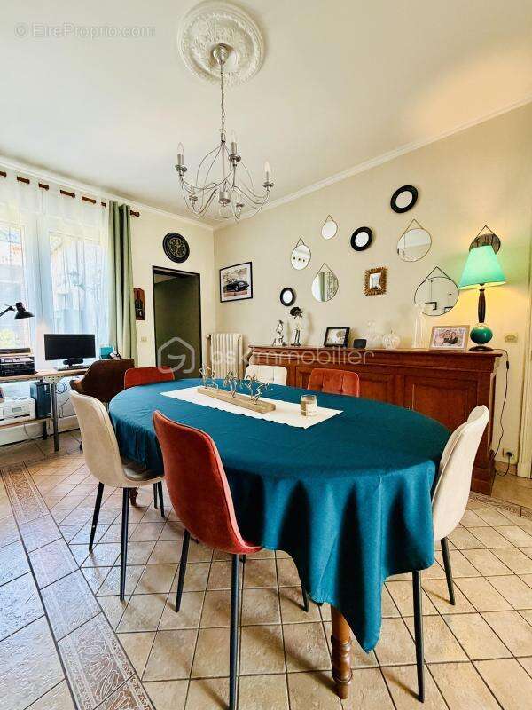 ALBERT – Rue Hoche – Maison familiale de 212 m², 8 chambres, garage, cour sur l’Ancre et vue sur la Basilique - photo 8