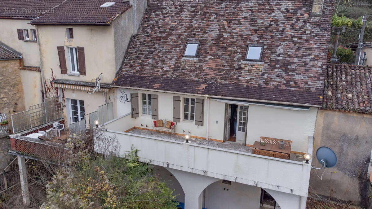 Maison à COUZE-ET-SAINT-FRONT