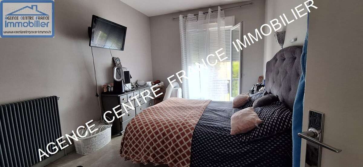 BOURGES, proche EMB. Grande maison familiale d'environ 300 m² avec 7 chambres DPE D - photo 5