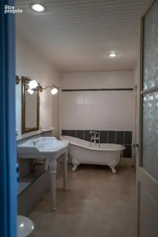 EXCLUSIVITÉ – Le charme de l’ancien, de beaux volumes et un grand jardin - photo 11