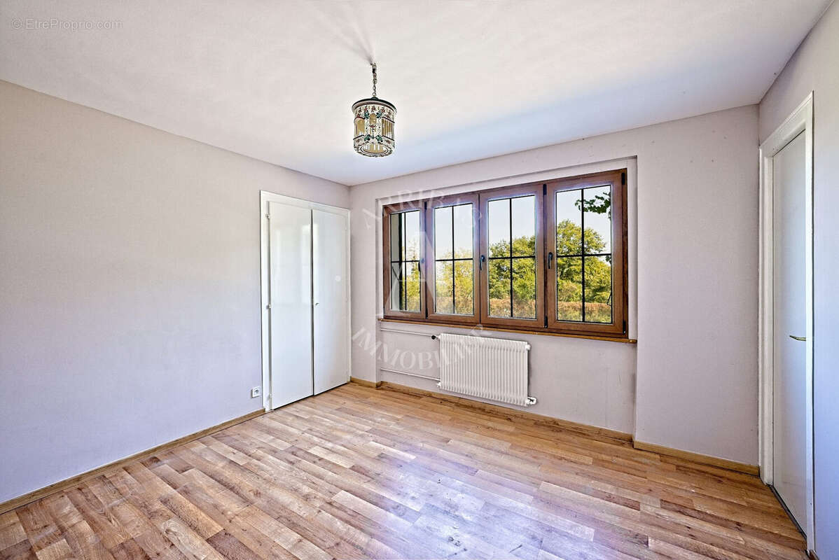 Maison 250 m² à Gex  - photo 9