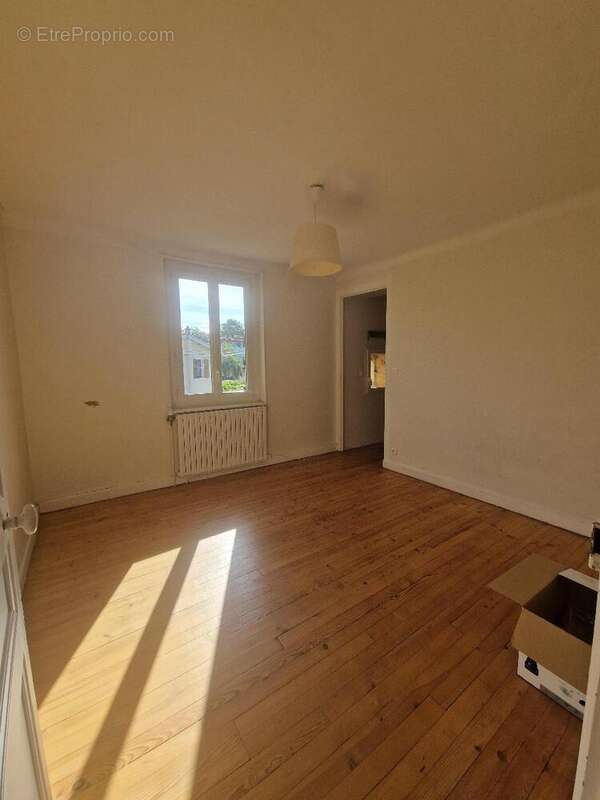 Chambre 3 Etage - Maison à GRIGNY